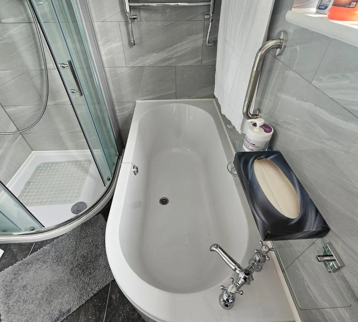 Shortwood Stay Staines-upon-Thames 0*,